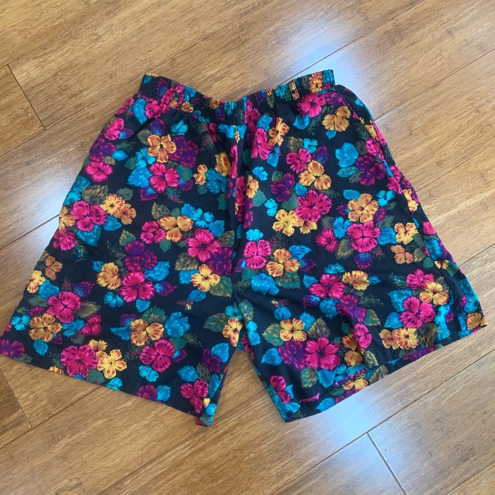 Vintage 90’s era floral hibiscus print shorts with pockets size L